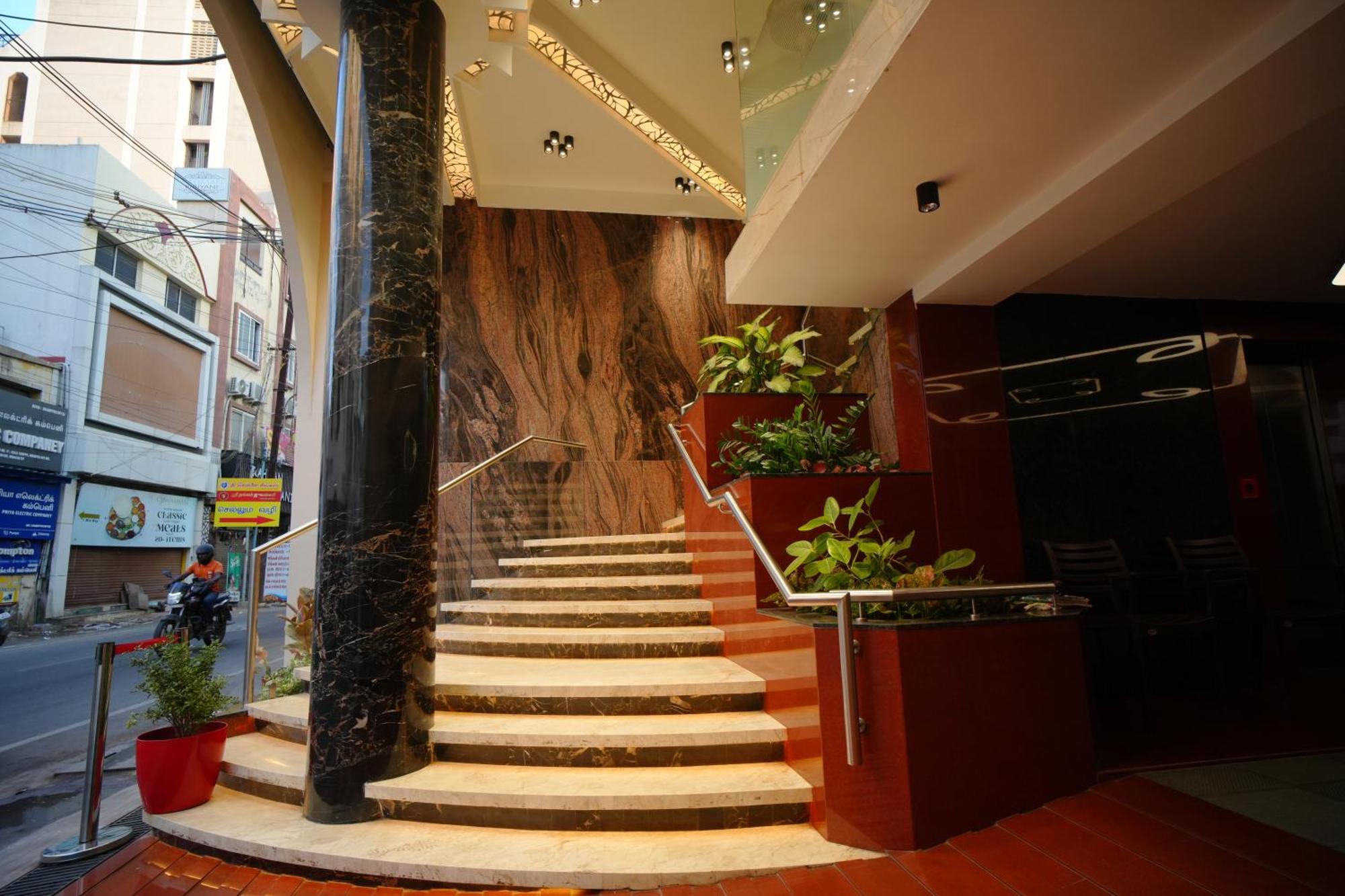 Hotel Grand Sabarees Madurai Exteriör bild